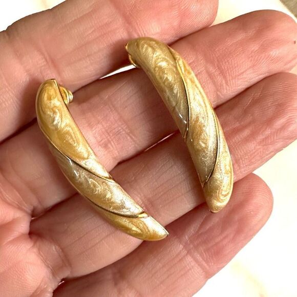 Monet gold tone long enamel earrings - Picture 1 of 6